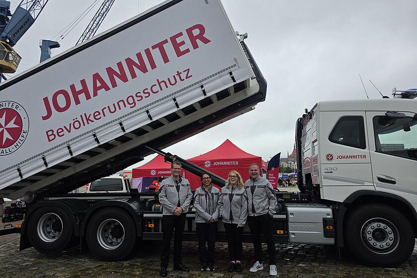 v.l.n.r. Nicolas Tobaben, Nancy Kestler, Anne Ernst und Dominic Fricke vor einem Johanniter-LKW