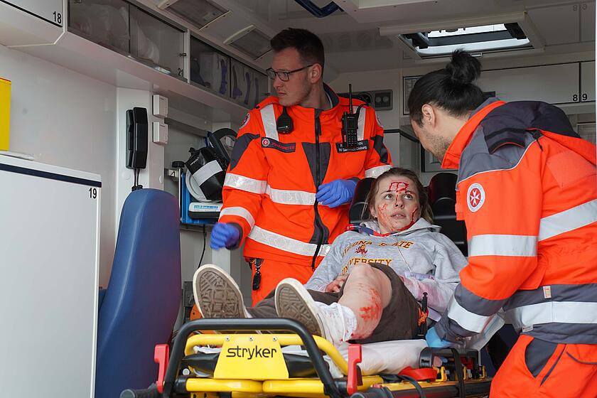 Versorgung einer Mime bei einer Übung im RTW durch zwei Mitarbeiter des Rettungsdienstes