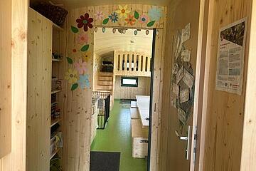 Innenansicht des Bauwagens Waldkindergarten "Dachsbau" der Johanniter in  Kissing