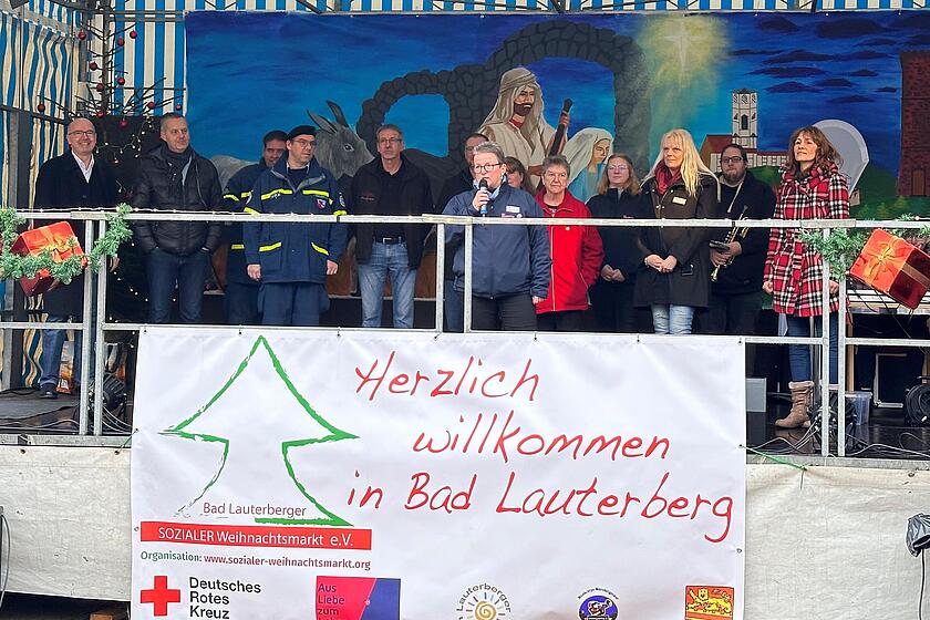 Menschen auf einer Tribüne