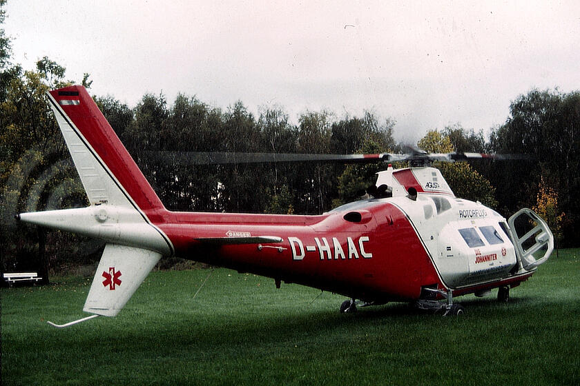 Akkon Rostock 15/84/01 bei der Indienststellung Ende September 1993. Das Modell: eine Agusta A 109C MAX mit der Kennung D-HAAC.