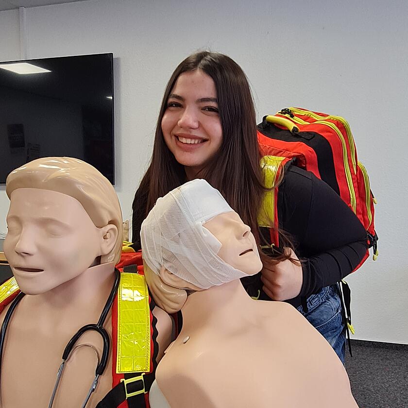 Bild einer FSJlerin in der Erste-Hilfe-Ausbildung