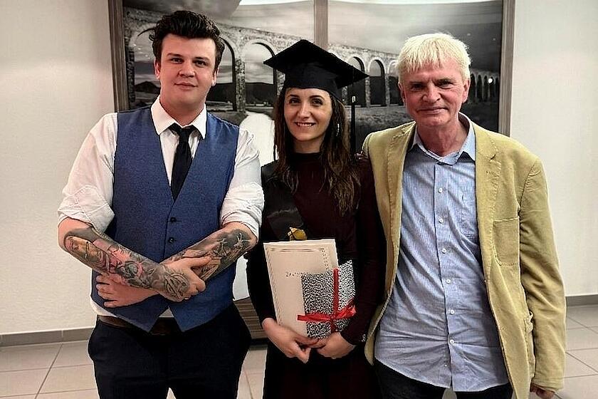 v.l.n.r.: Niklas Kowalski (zentraler Praxisanleiter), Andreja Lendak, Josef Macher (Pflegedienstleiter Sozialstation Sankt Augustin/Siegburg)