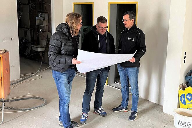 Besprechen die weitere Planung des JUHBE (v.l.): Architekt Michael Hartinger, Martin Schell (AöR) und Ingo Carnott von der Johanniter Fluthilfe. 