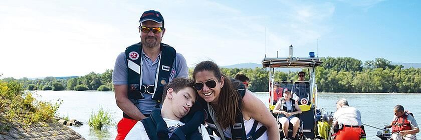 Eltern und Kinder vor Rettungsboot