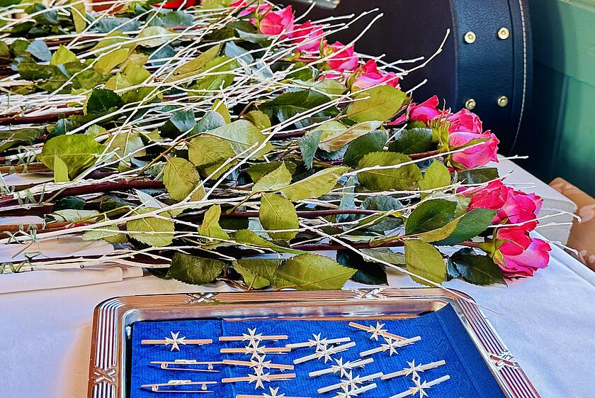 Die Johanniter-Schülernadeln und Blumen liegen für die Glückwünsche bereit