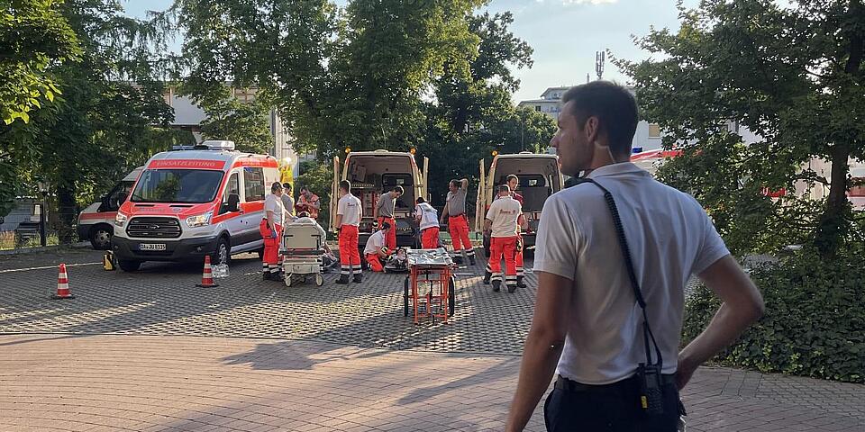 Stv. Zugführer des 3.SanZug Florian Beck vor den Einsatzmitteln