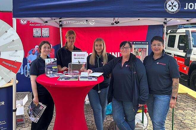 Das Team der Johanniter Mittelrhein am Stand auf der Ausbildungsmesse in Höhr-Grenzhausen. 