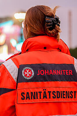 Sanitätsdienst bei einem Konzert in München, Kollegin von hinten zu sehen