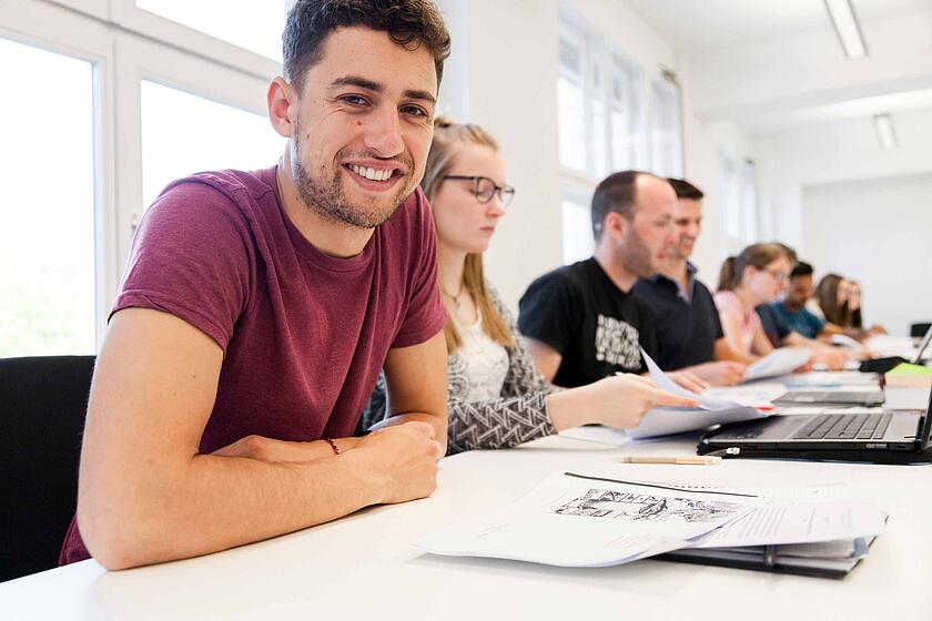 Mehrere Menschen lernen in der Hochschule