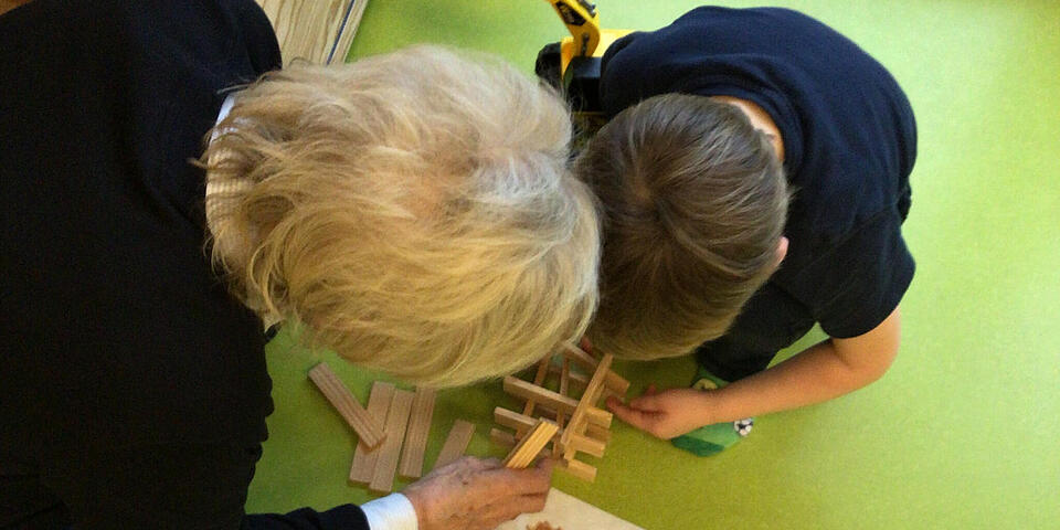Eine Frau und ein Kind spielen