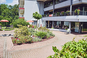 Eingang des Johanniterheims Velbert mit Grünanlagen