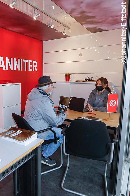Johanniter helfen bei Antragsstellung auf finanzielle Hilfen im Hochwassergebiet.
