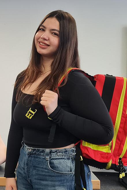 Bild einer FSJlerin in der Erste-Hilfe-Ausbildung