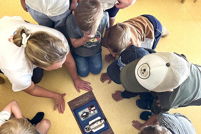 Anhand einer kleinen Dampfmaschine demonstrierte Melina Fot angehenden Schulkindern eindrucksvoll die technische Nutzung fossiler Energie.