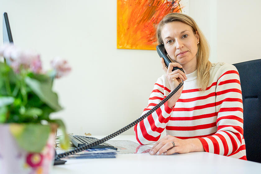 Svenja von Weitershausen berät am Telefon Trauernde und Angehörige.