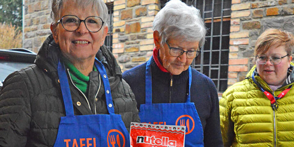 Johanniter-Weihnachtstrucker-Pakete werden an die Tafel übergeben 2