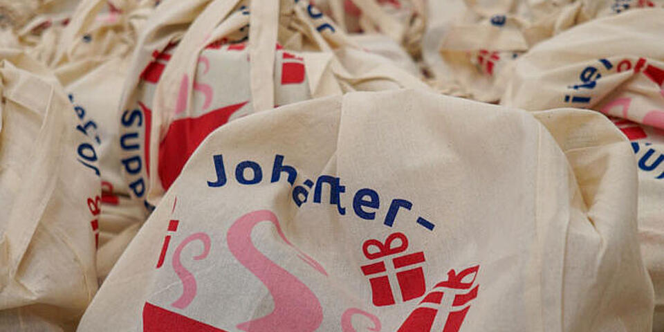 Eine Vielzahl von gefüllten Baumwollbeuteln mit dem Logo der Johanniter-Suppenküche.