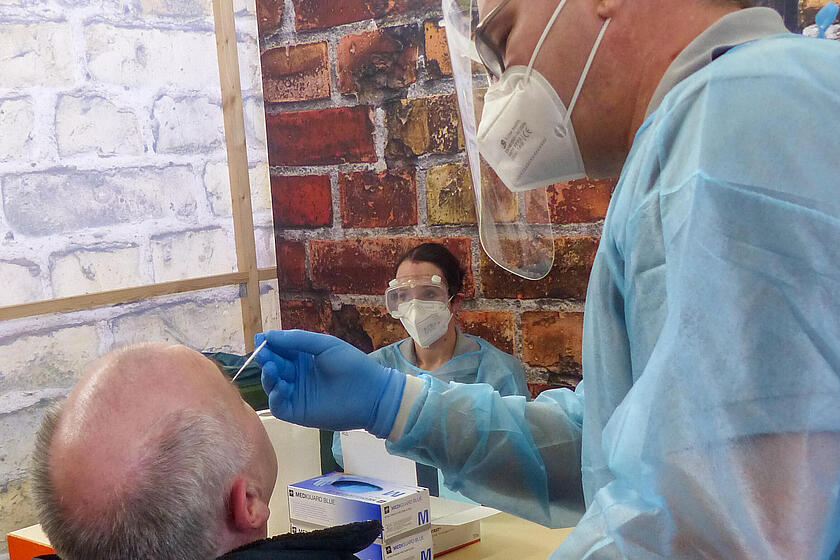 Durchführung eines Corona-Antigen-Schnelltests im Bürgertestzentrum Schlüsselfeld