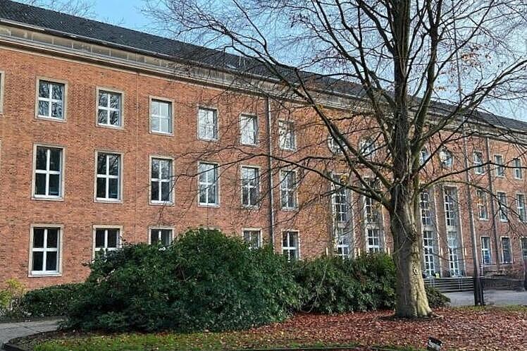 Das Gebäude: Die Landesunterkunft Kiel ist im ehemaligen Luftkreiskommando VI  untergebracht.