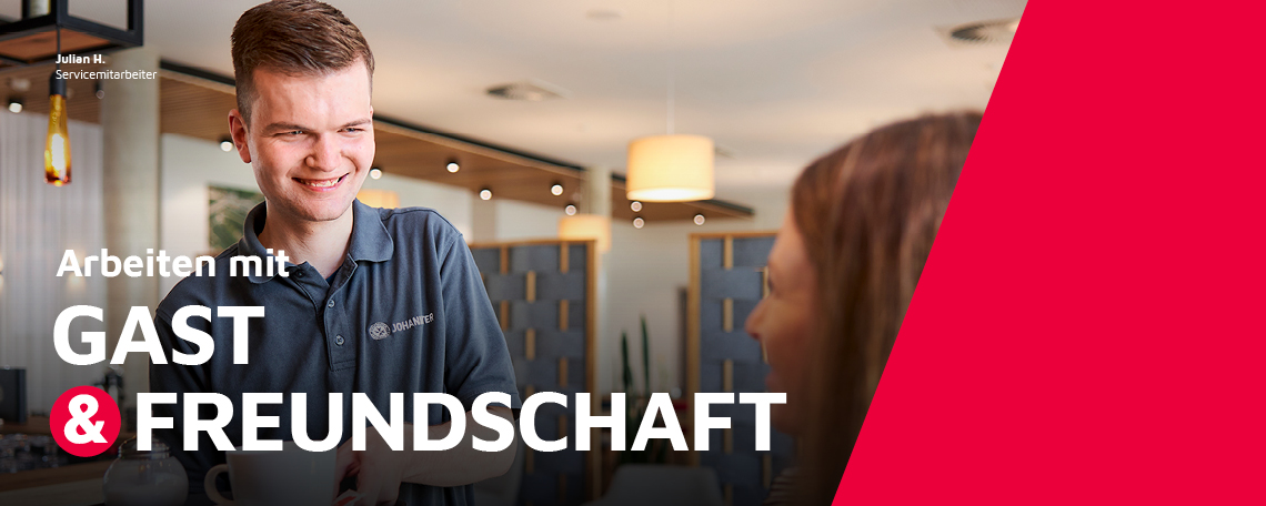 Ein Servicemitarbeiter eines Johanniter-Hotels serviert einem Gast einen Kaffee.