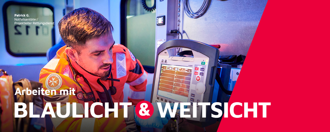 Ein Notfallsanitäter/Projektleiter im Rettungsdienst prüft ein Gerät.